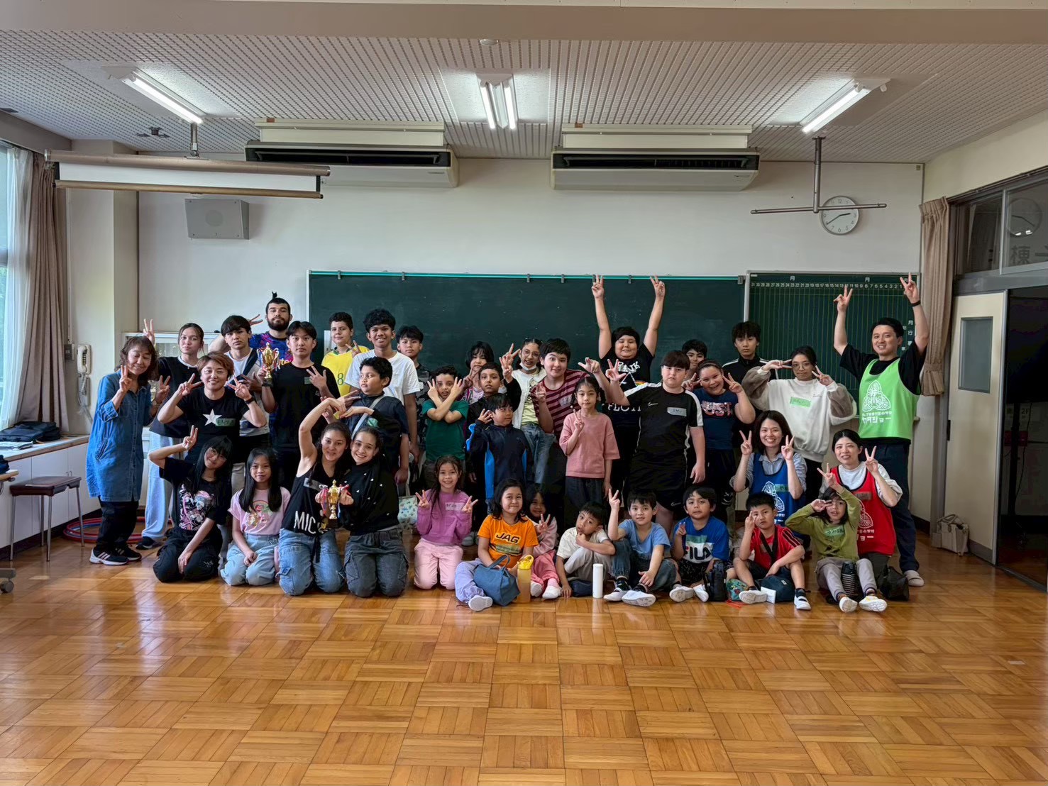 教室で子どもたちが集合している様子