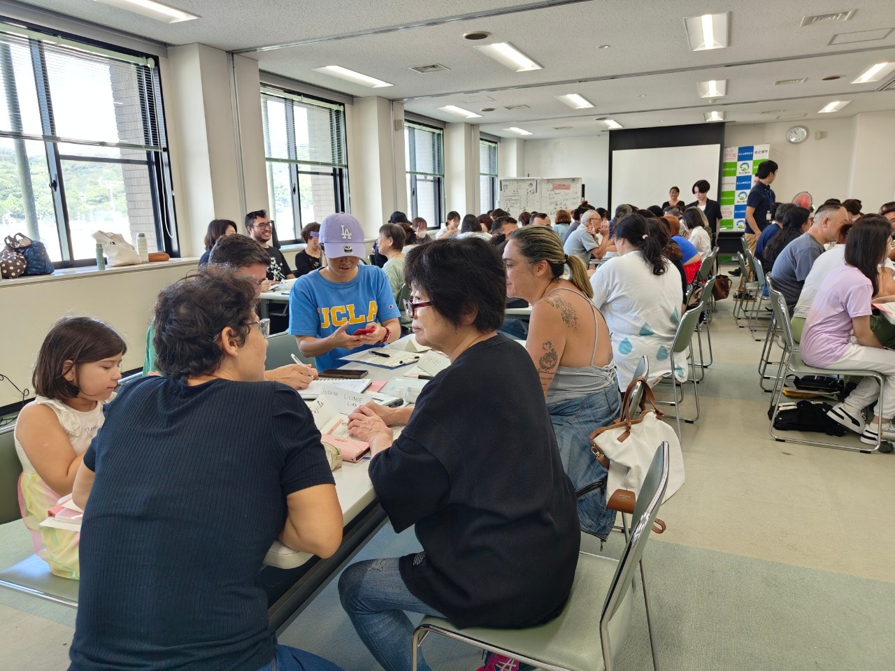 地域の人たちと一緒に学習している教室の様子