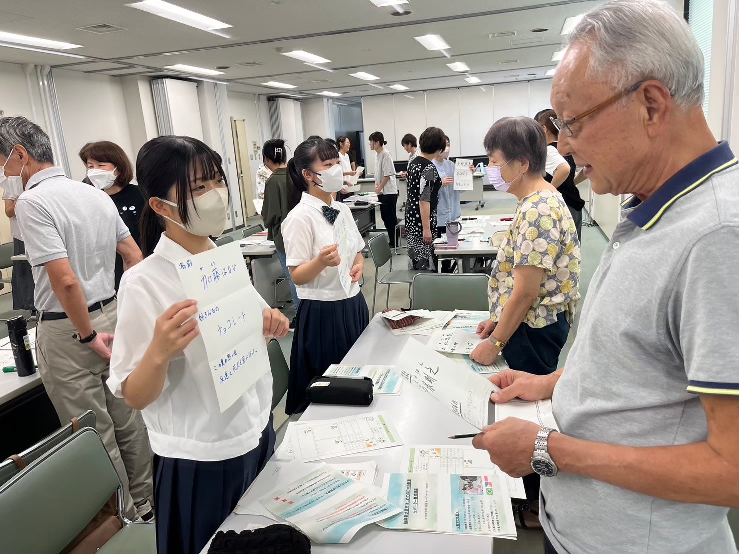 生徒が地域の人に学習内容を説明している様子
